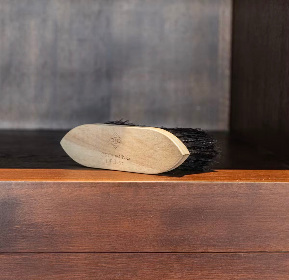 Grooming Deluxe Wooden Classic Brush Medium Hard Sort