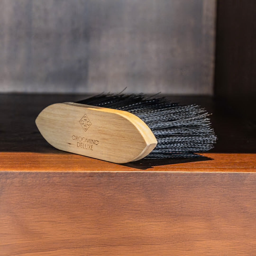 Grooming Deluxe Wooden Classic Brush Long Soft Sort